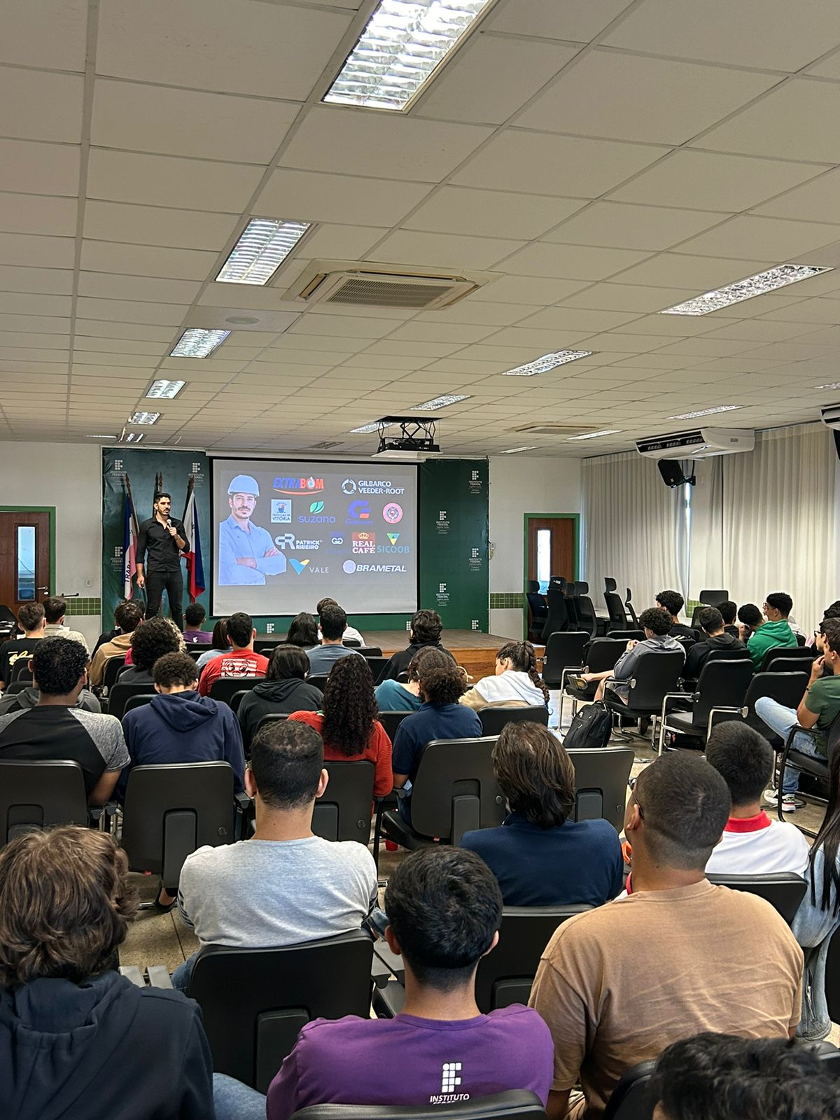 No Audit&oacute;rio do Campus, participantes assistem a uma das palestras do evento.